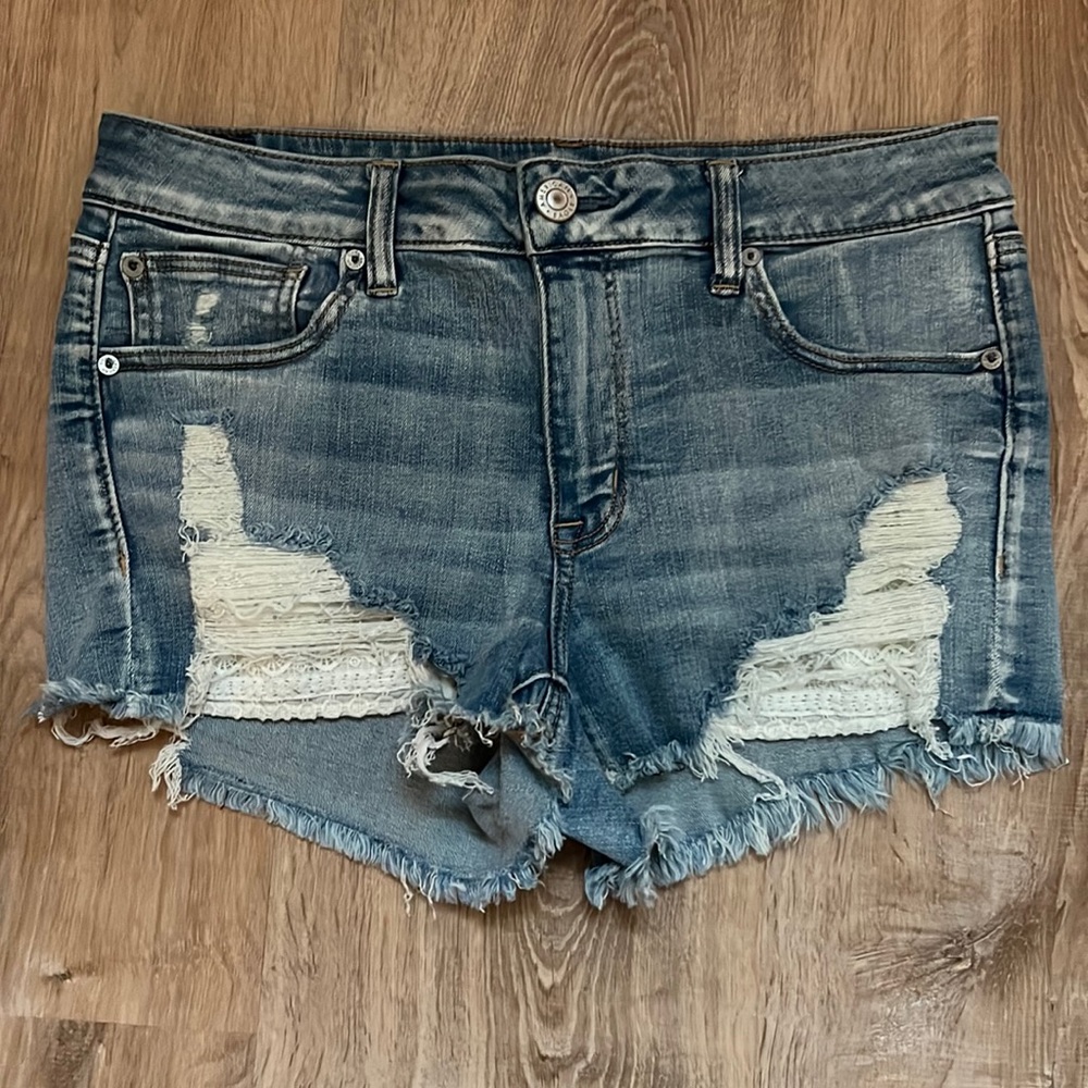 Mid-rise ne(x)t level stretch short shorts.